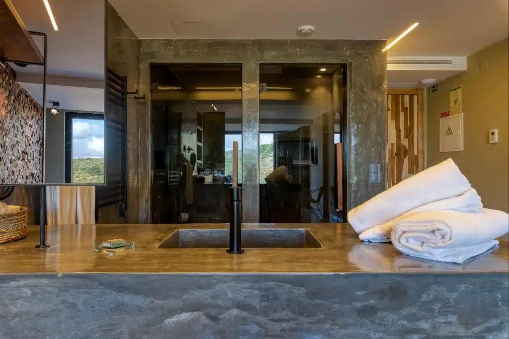 Double sea room details at Well Hotel Maceira Santa Cruz retreat