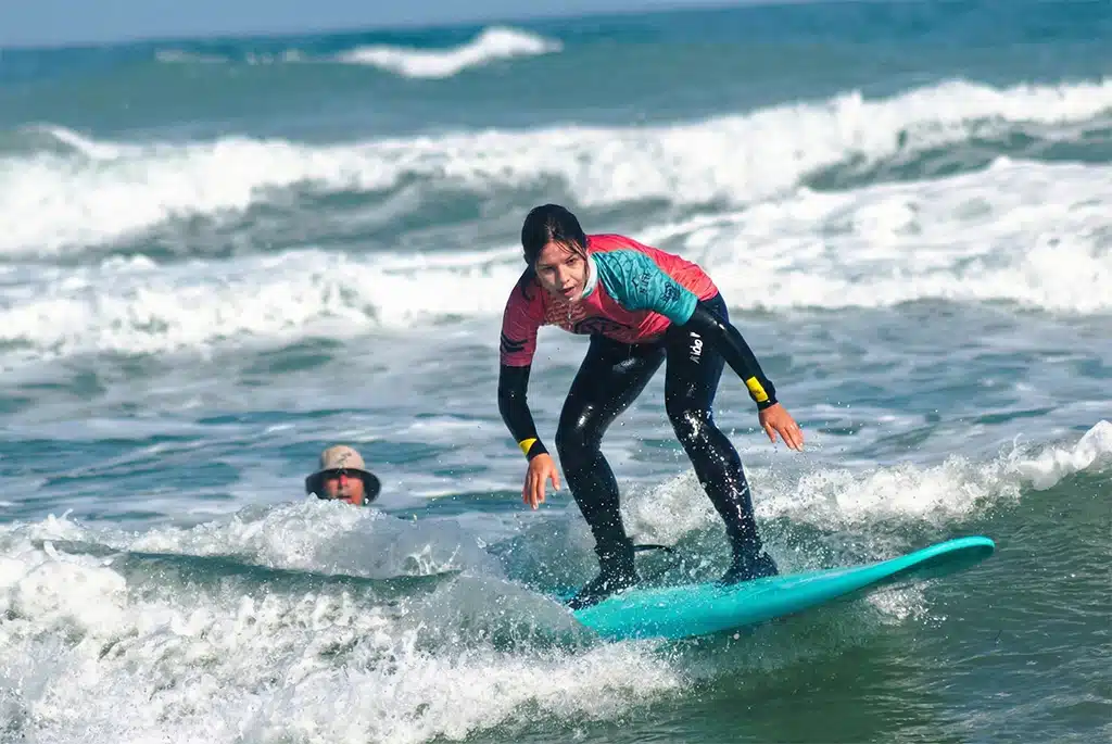 Surfer na Praia Azul Santa Cruz Torres Vedras - Sea Krew surf coaching Portugal